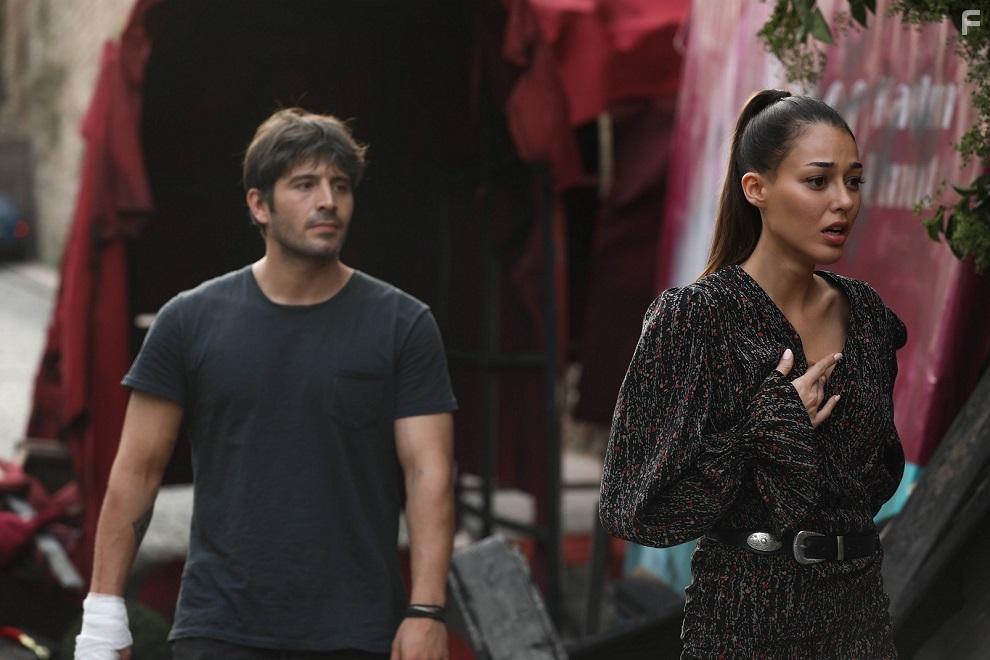 Dilan iek Deniz and Cihangir Ceyhan in Alev Alev (2020)