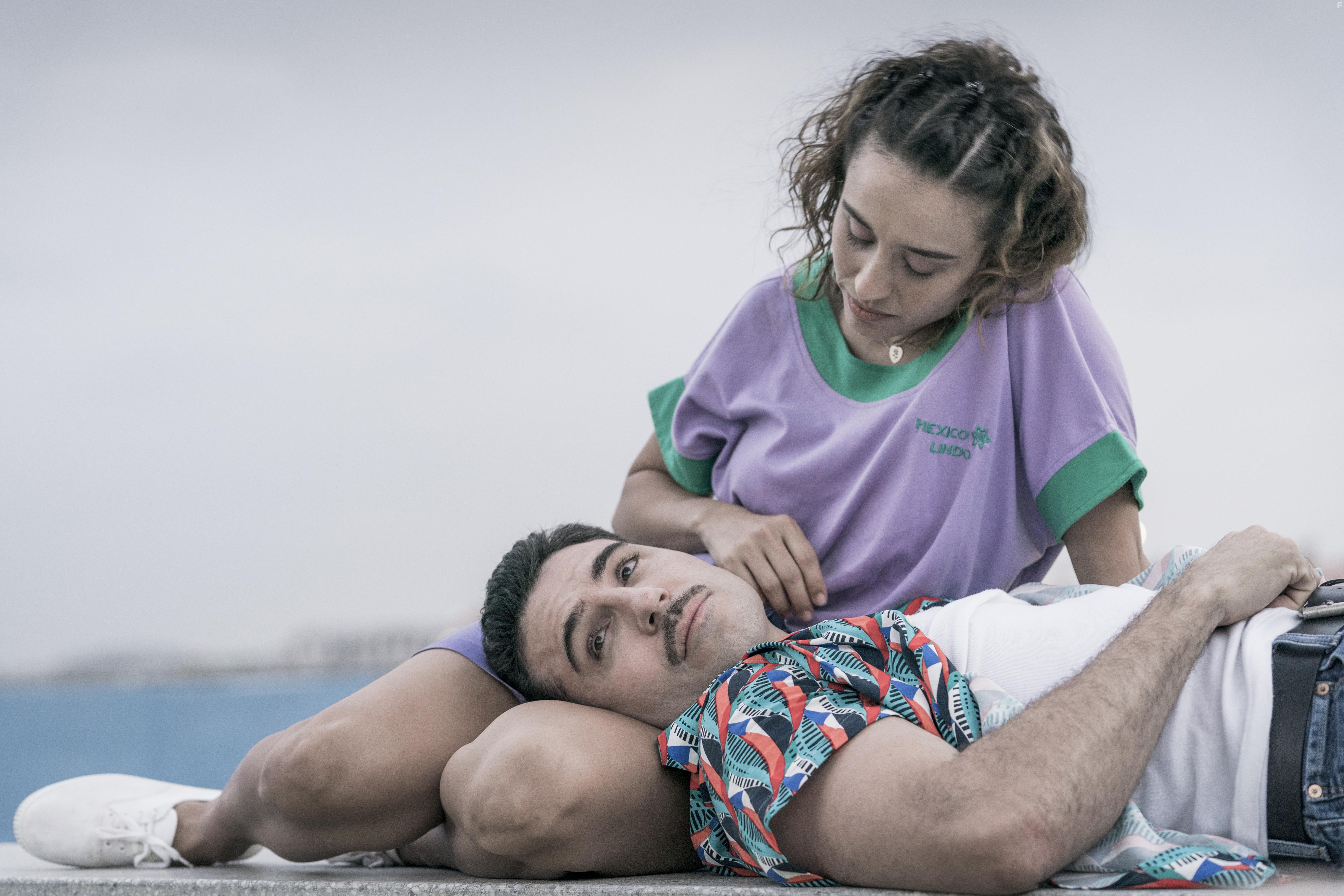 Miguel ngel Silvestre and Maris lvarez in En el corredor de la muerte (2019)