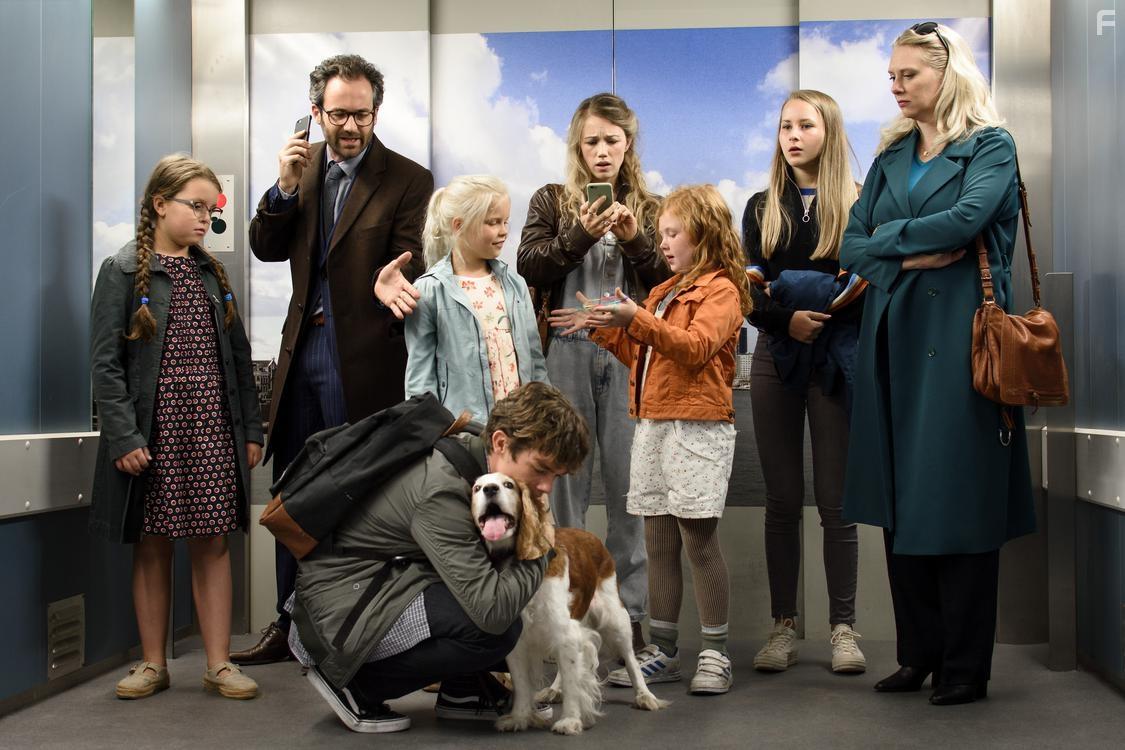 Hadewych Minis, Jelka van Houten, Guy Clemens, Sanne-Samina Hanssen, Aiko Beemsterboer, Bas Keizer, and Rebecca de Nooijer in De liefhebbers (2019)