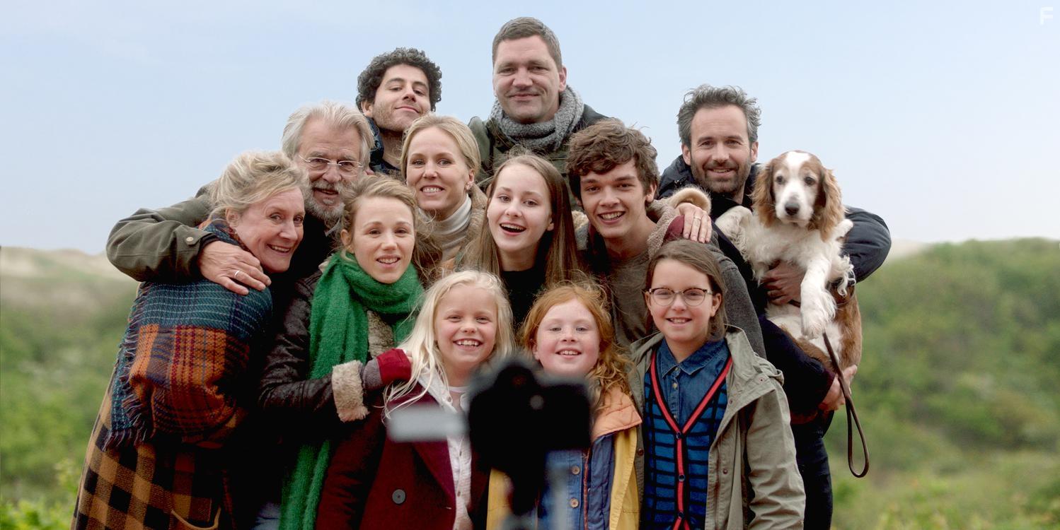 Jeroen Krabb, Theo Maassen, Beppie Melissen, Hadewych Minis, Jelka van Houten, Majd Mardo, Guy Clemens, Sanne-Samina Hanssen, Aiko Beemsterboer, Bas Keizer, and Rebecca de Nooijer in De liefhebbers (2019)