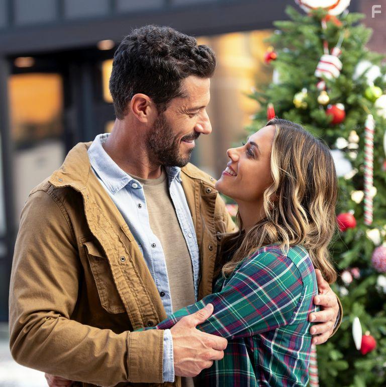 Brandon Quinn and Jana Kramer in A Welcome Home Christmas (2020)