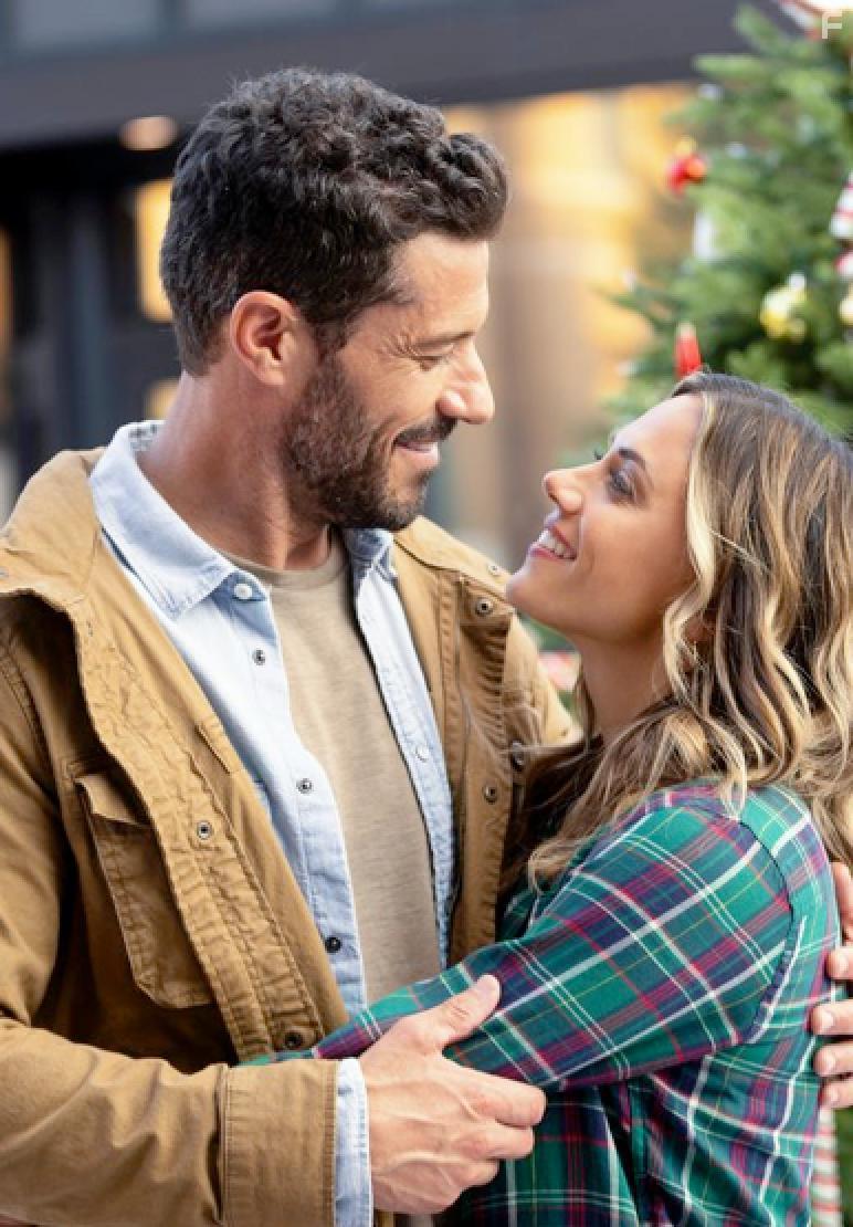 Brandon Quinn and Jana Kramer in A Welcome Home Christmas (2020)