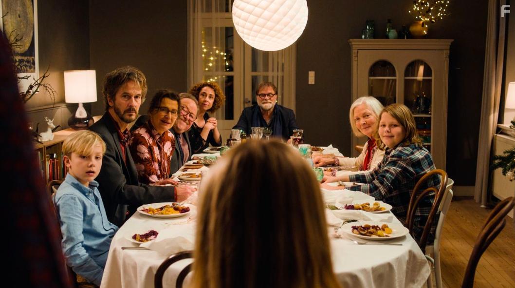 Lars Brygmann, Sofie Grbl, Hans Holtegaard, Lars Knutzon, Karen-Lise Mynster, Mikas Maximus Dalhoff Christiansen, and Otto Leonardo Steen Rieks in Den tid p ret (2018)