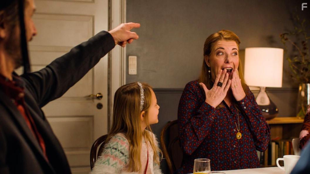 Lars Brygmann and Paprika Steen in Den tid p ret (2018)