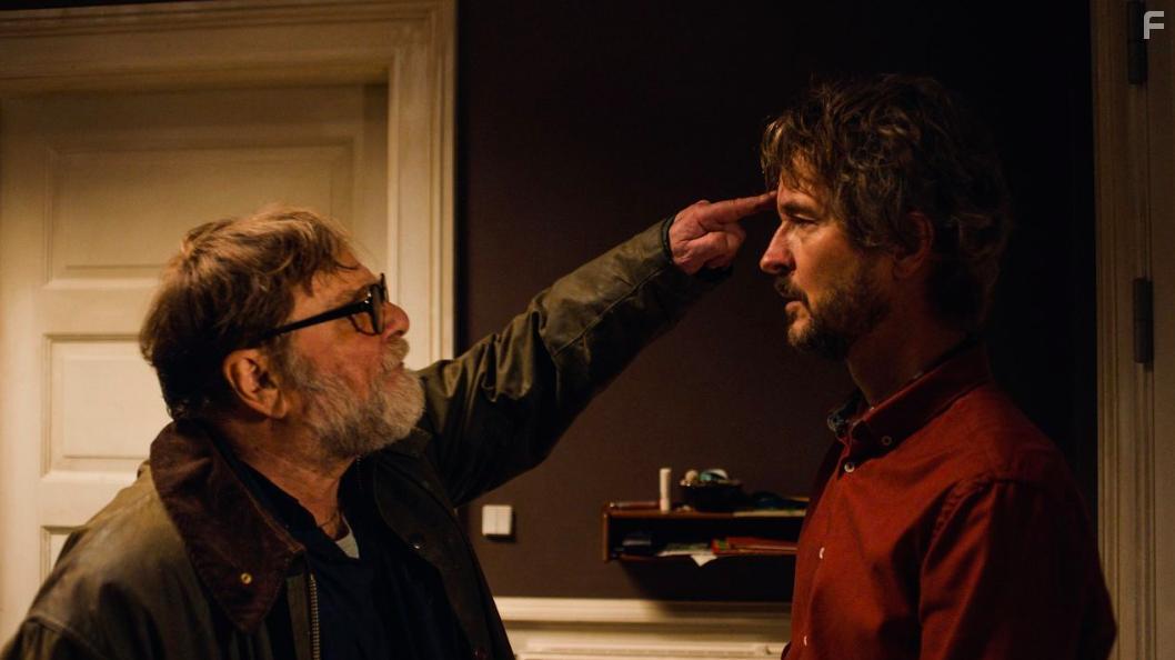 Lars Brygmann and Lars Knutzon in Den tid p ret (2018)