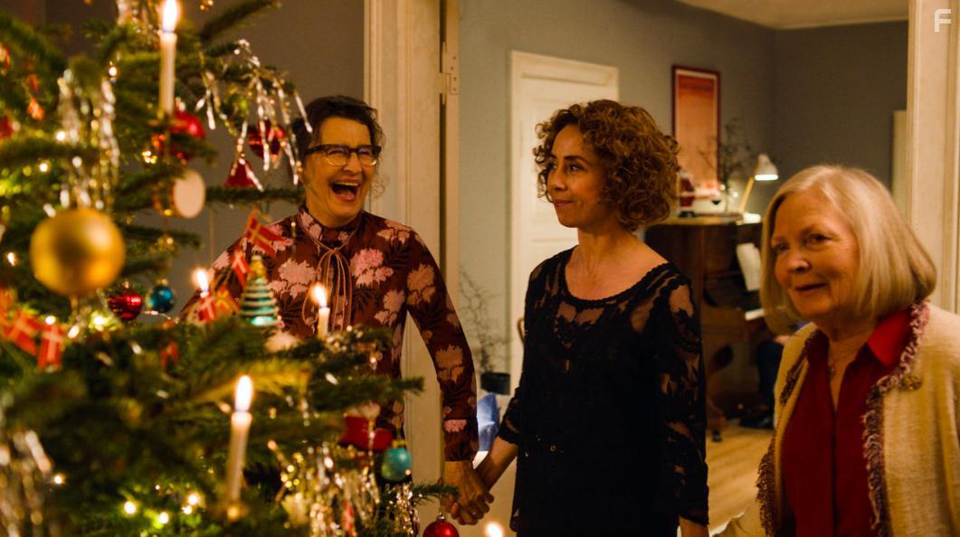 Sofie Grbl, Hans Holtegaard, and Karen-Lise Mynster in Den tid p ret (2018)