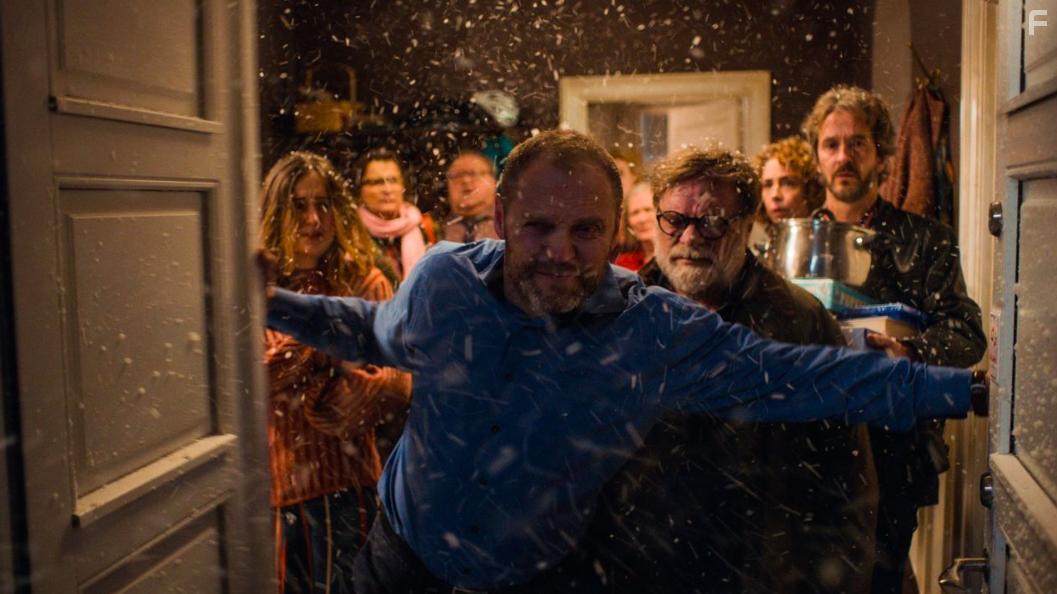 Lars Brygmann, Sofie Grbl, Lars Knutzon, Karen-Lise Mynster, Jacob Lohmann, and Fanny Bornedal in Den tid p ret (2018)