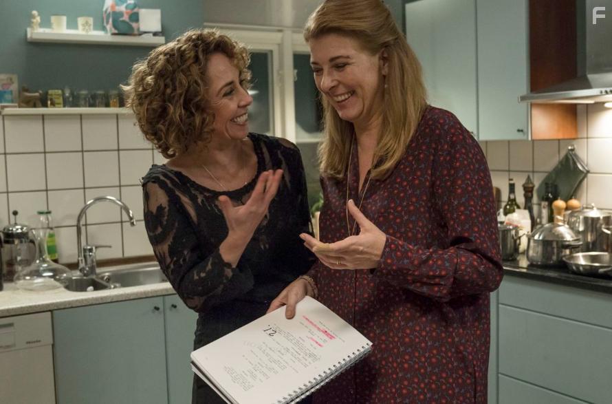 Sofie Grbl and Paprika Steen in Den tid p ret (2018)