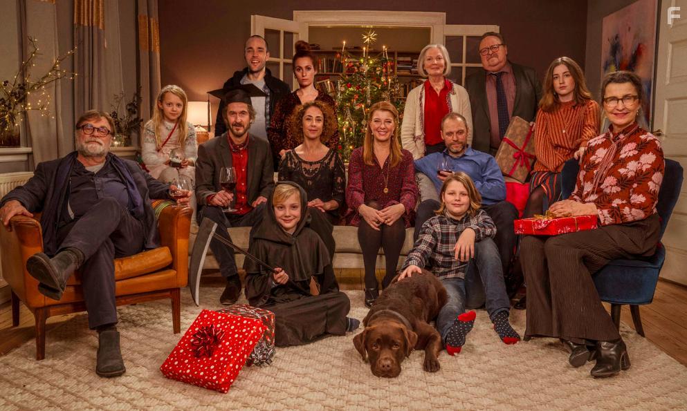 Lars Brygmann, Sofie Grbl, Stine Gudmundsen-Holmgreen, Hans Holtegaard, Lars Knutzon, Bodil Lassen, Karen-Lise Mynster, Patricia Schumann, Paprika Steen, Mikas Maximus Dalhoff Christiansen, Sofus Sndergaard Mikkelsen, Troja Reppien Trovatten, Remus, Watson, Jacob Lohmann, Jacob Randrup, Fanny Bornedal, and Otto Leonardo Steen Rieks in Den tid p ret (2018)