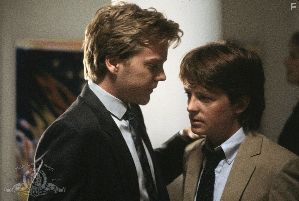 Michael J. Fox and Kiefer Sutherland in Яркие огни, большой город (1988)
