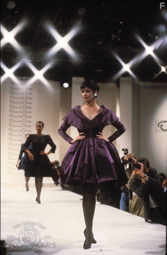 Phoebe Cates in Яркие огни, большой город (1988)