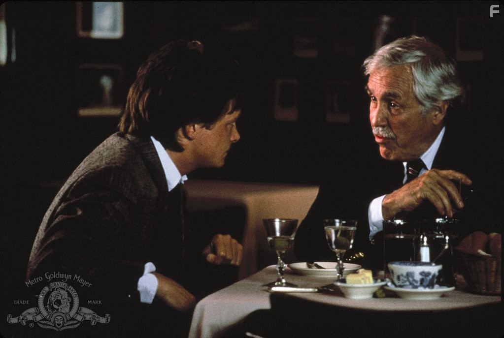 Michael J. Fox and Jason Robards in Яркие огни, большой город (1988)