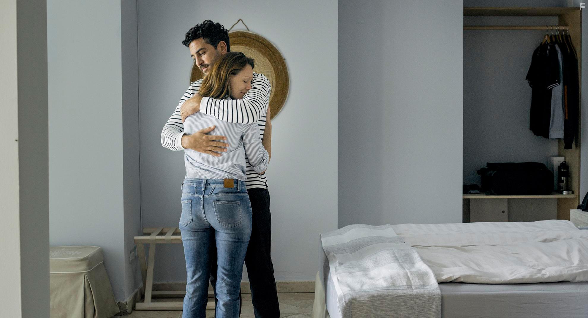 Lavinia Wilson and Elyas M'Barek in Was wir wollten (2020)