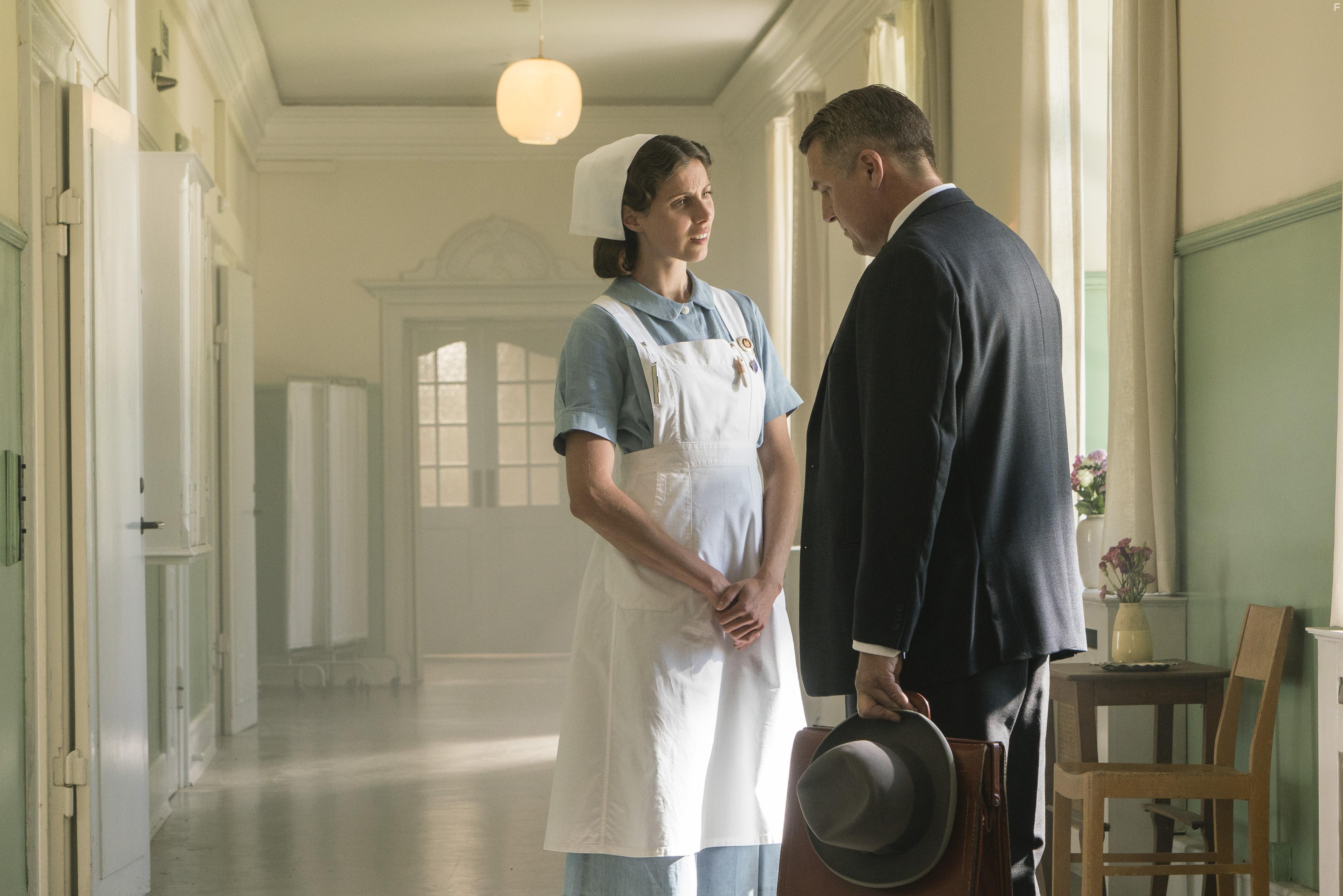 Jens Jrn Spottag and Katrine Greis-Rosenthal in Sygeplejeskolen (2018)