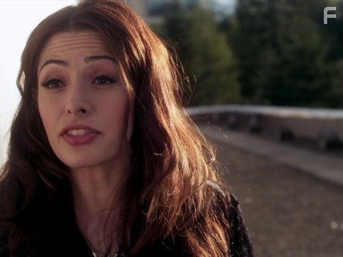 Sarah Shahi in Посредник Кейт (2011)