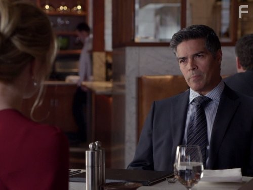 Esai Morales in Посредник Кейт (2011)