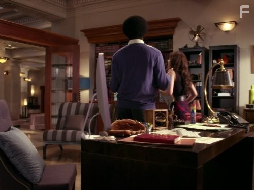 Sarah Shahi and Baron Vaughn in Посредник Кейт (2011)