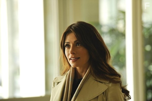 Sarah Shahi in Посредник Кейт (2011)