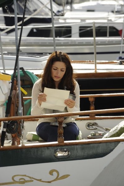 Sarah Shahi in Посредник Кейт (2011)