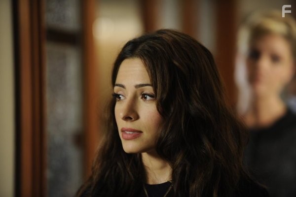 Sarah Shahi in Посредник Кейт (2011)