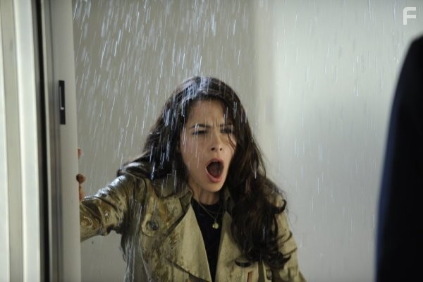 Sarah Shahi in Посредник Кейт (2011)