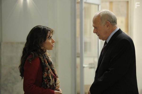 Gerald McRaney and Sarah Shahi in Посредник Кейт (2011)