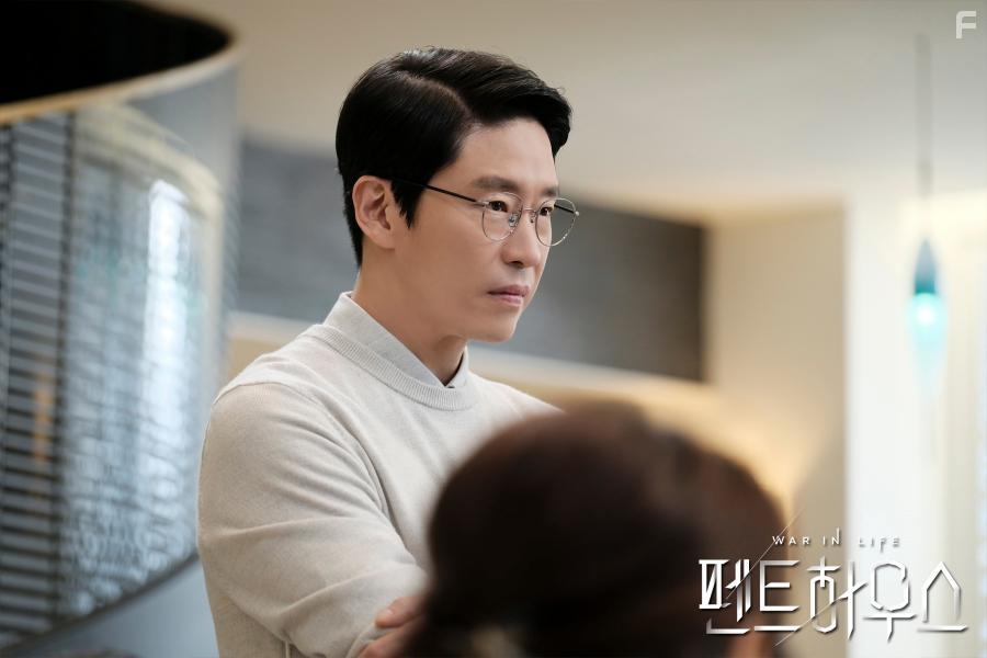 Ki-joon Uhm in Penteuhauseu (2020)