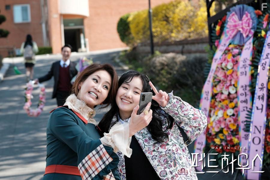 Eun-Kyung Shin and Ji-hee Jin in Penteuhauseu (2020)