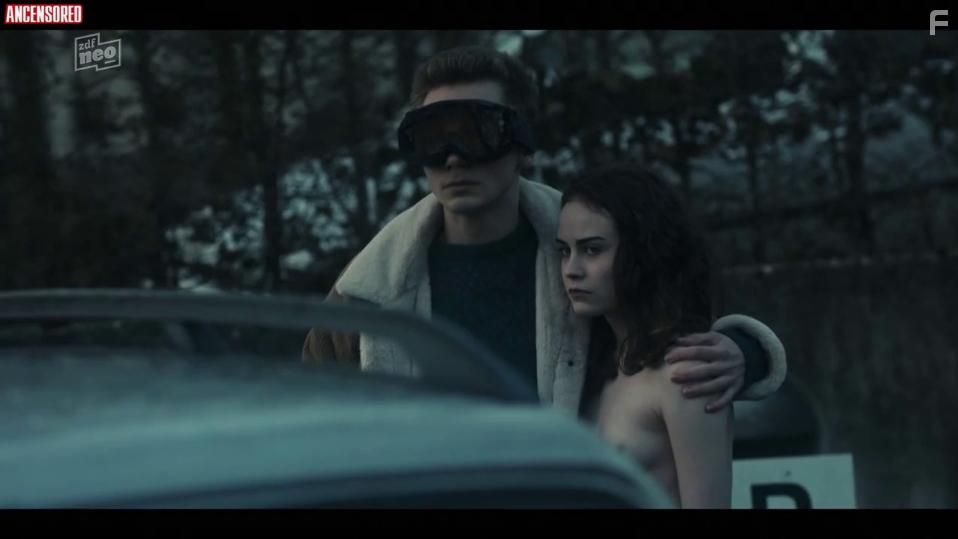 Elisa Echevarria and Jrmy Gillet in Unseen (Invisible) (2020)