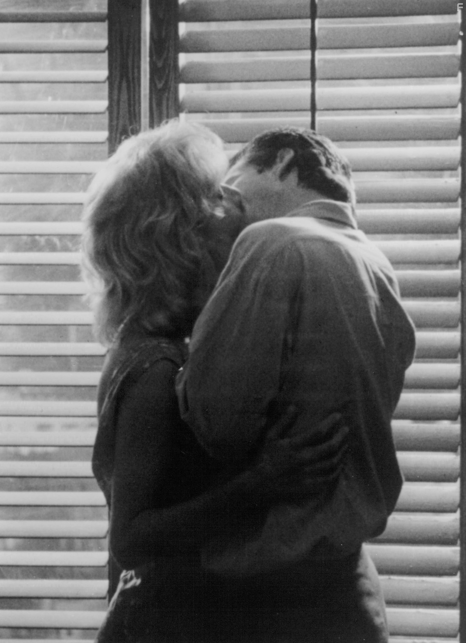 Meg Ryan and Dennis Quaid in Мертв по прибытии (1988)