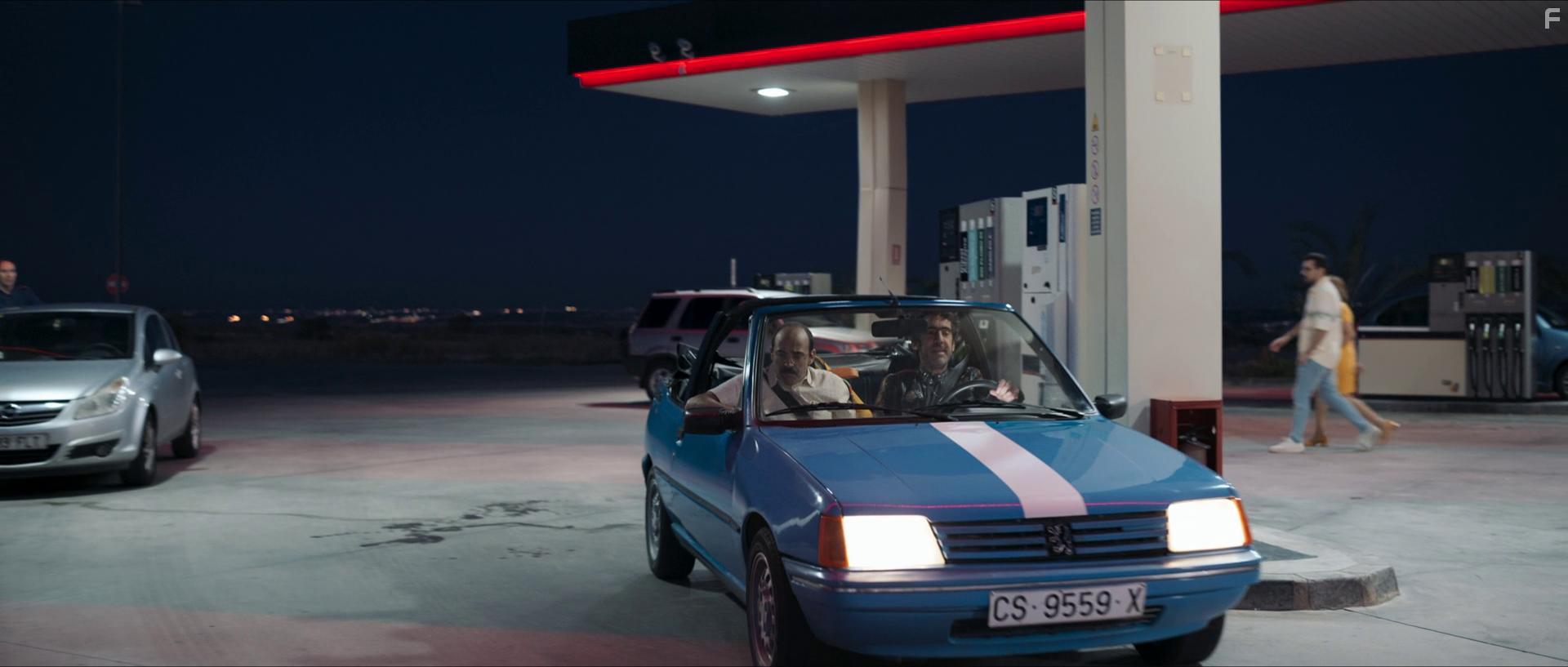 Chani Martn and Miguel Lago Casal in Historias lamentables (2020)