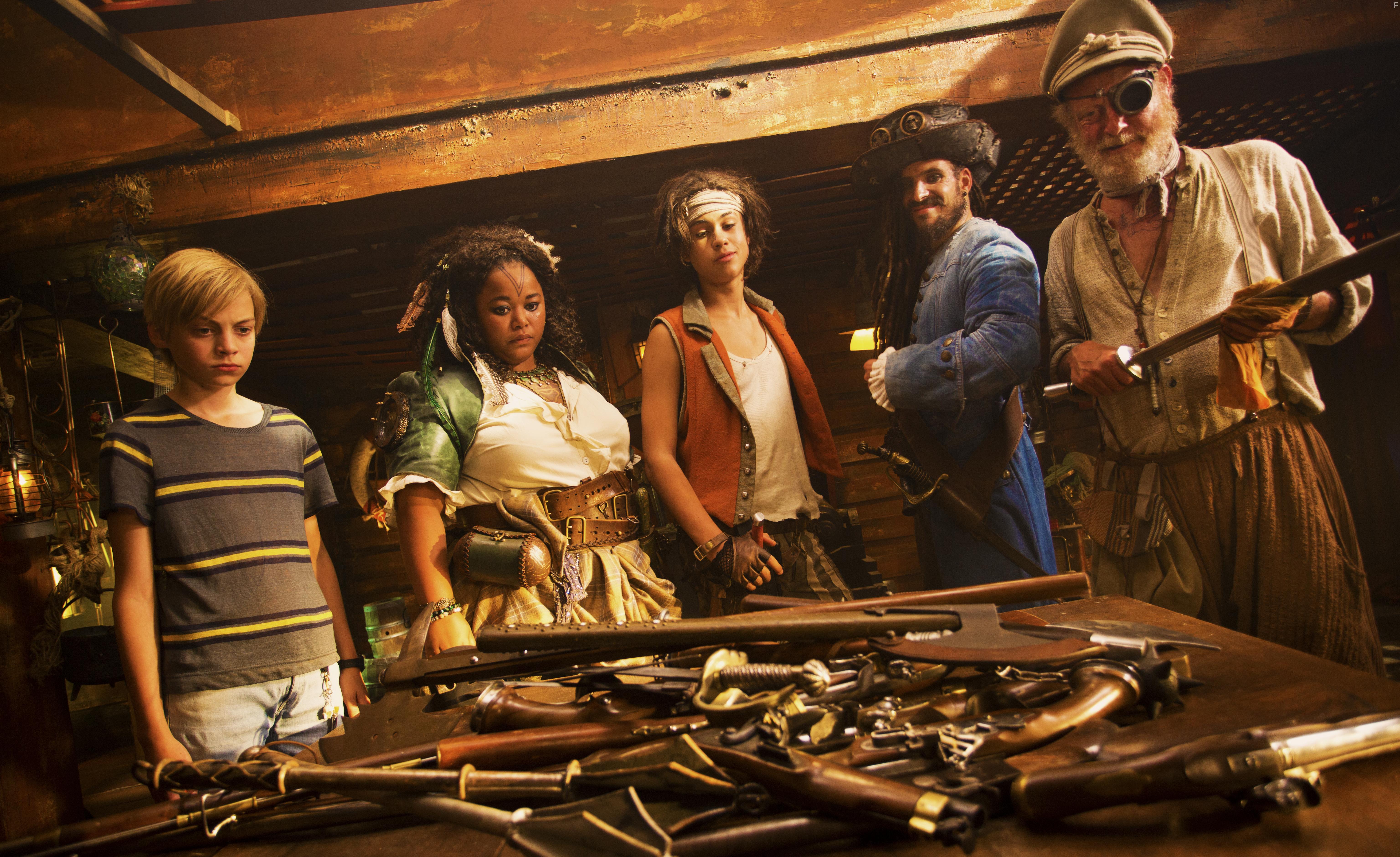 Egbert Jan Weeber, Matti Stooker, Peter van Heeringen, Sarah Janneh, and Samuel Beau Reurekas in De piraten van hiernaast (2020)