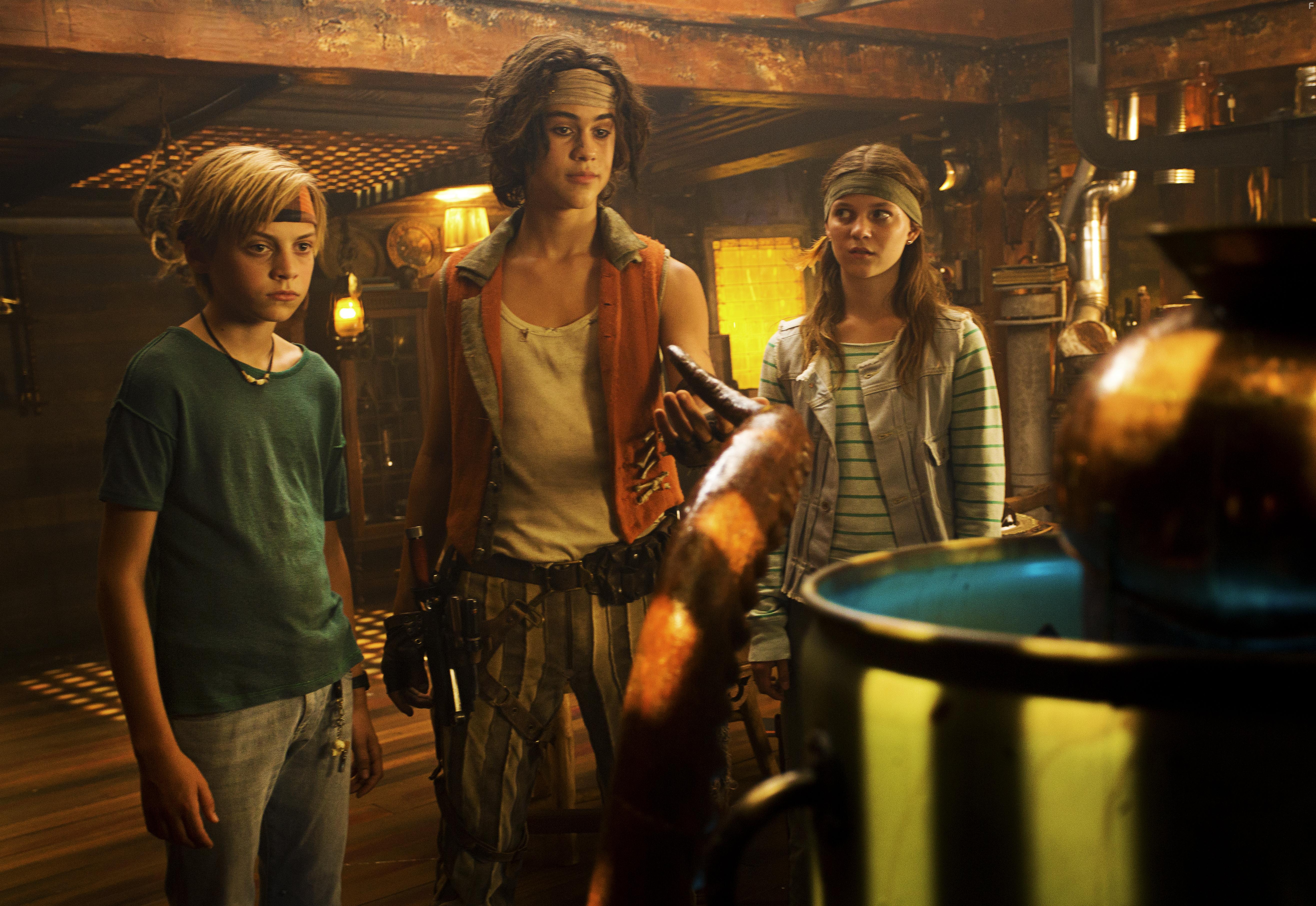 Matti Stooker, Celeste Holsheimer, and Samuel Beau Reurekas in De piraten van hiernaast (2020)