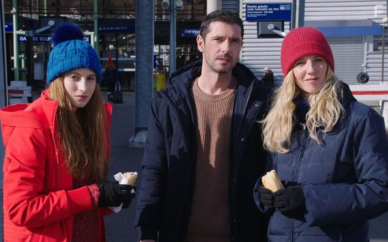 Agathe Bonitzer, Sandrine Kiberlain, and Melvil Poupaud in La belle et la belle (2018)