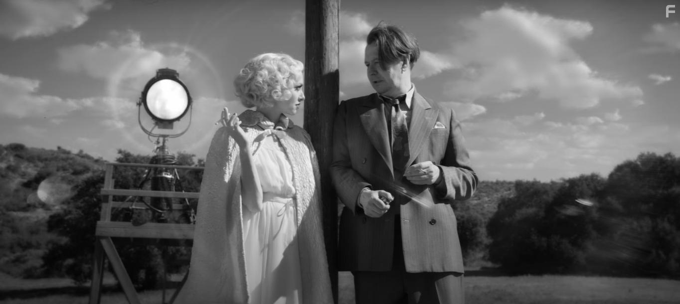 Gary Oldman and Amanda Seyfried in Mank (2020)