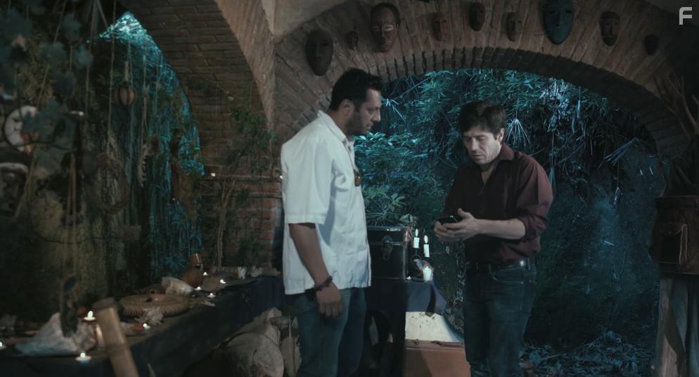 Hector Kotsifakis and Rodolfo Palacios in Las Reglas de la Ruina (2018)