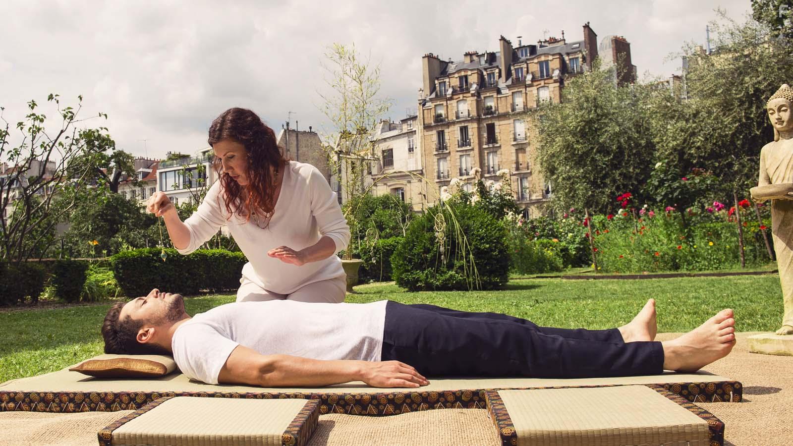 Kev Adams and Pauline Moulin in Love Addict (2018)