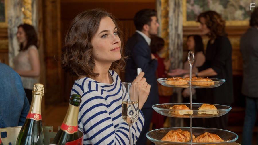 Mlanie Bernier in Love Addict (2018)