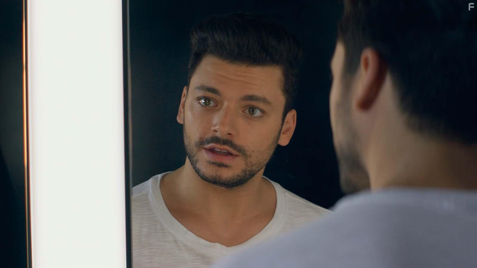 Kev Adams in Love Addict (2018)