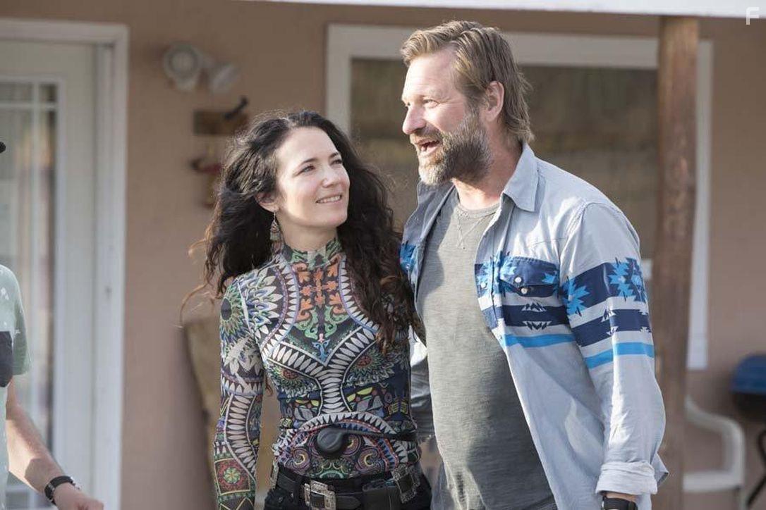 Aaron Eckhart and April Mullen in Wander (2020)
