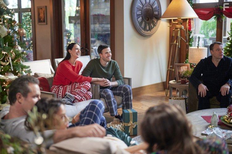 Victor Webster, Bethany Joy Lenz, Robert Wisden, Blair Penner, Barbara Patrick, and Grace Beedie in Five Star Christmas (2020)