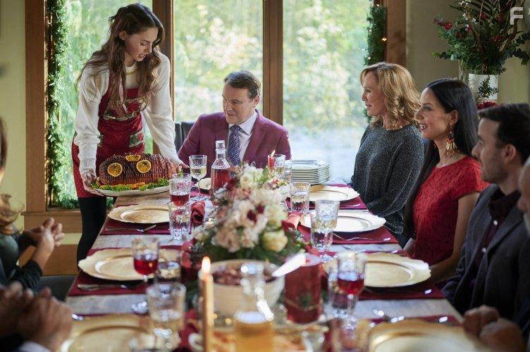 Jay Brazeau, Bethany Joy Lenz, Laura Soltis, Robert Wisden, Blair Penner, Barbara Patrick, and Grace Beedie in Five Star Christmas (2020)