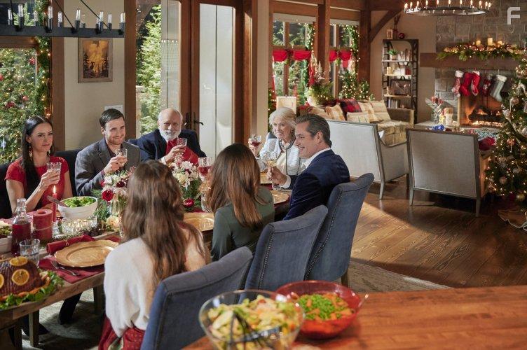 Victor Webster, Jay Brazeau, Bethany Joy Lenz, Paula Shaw, Blair Penner, Barbara Patrick, and Grace Beedie in Five Star Christmas (2020)