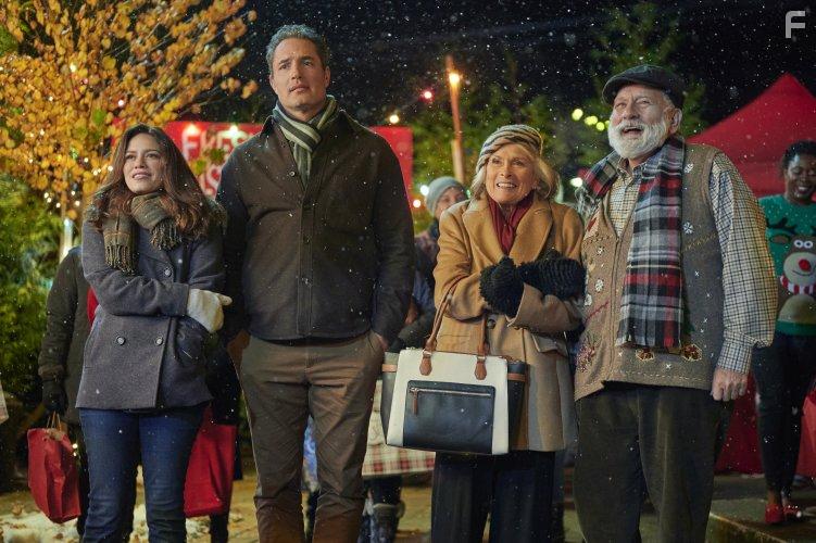Victor Webster, Jay Brazeau, Bethany Joy Lenz, Paula Shaw, and Tisa Banga-Banga in Five Star Christmas (2020)
