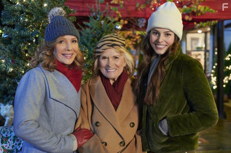 Paula Shaw, Laura Soltis, and Grace Beedie in Five Star Christmas (2020)