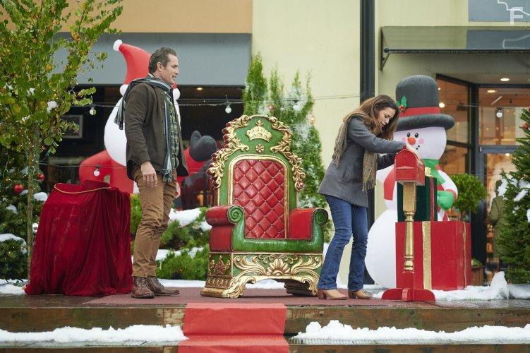 Victor Webster and Bethany Joy Lenz in Five Star Christmas (2020)