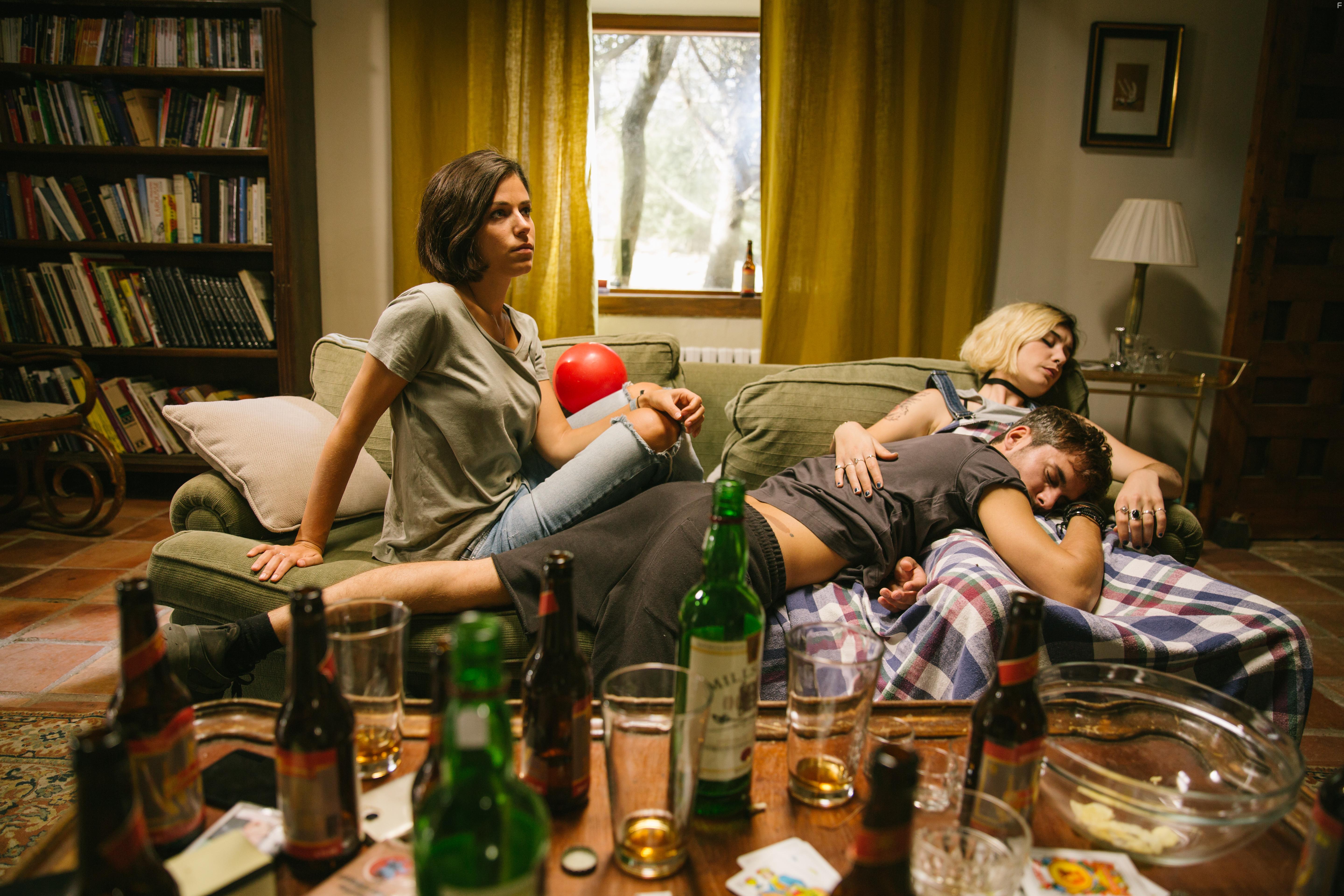 Nadia de Santiago, Iria del Ro, and Adrin Expsito in El increble finde menguante (2019)