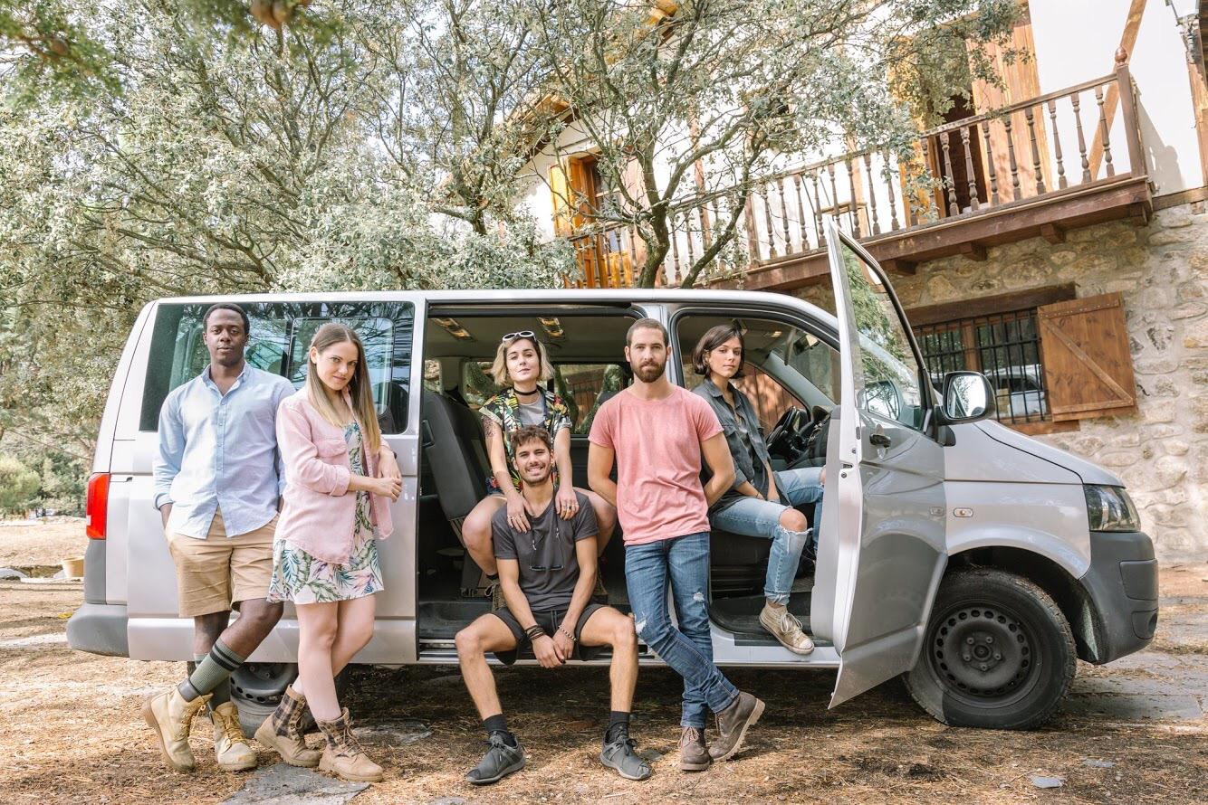 Jimmy Castro, Nadia de Santiago, Adam Quintero, Irene Ruiz, Iria del Ro, and Adrin Expsito in El increble finde menguante (2019)