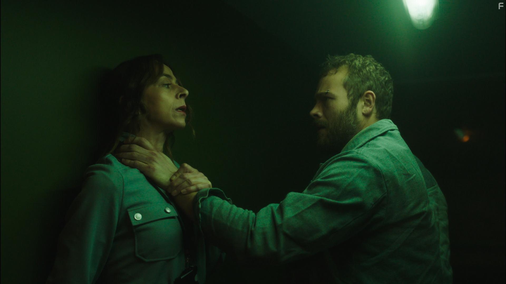 Kate Dickie and Moe Dunford in Knuckledust (2020)