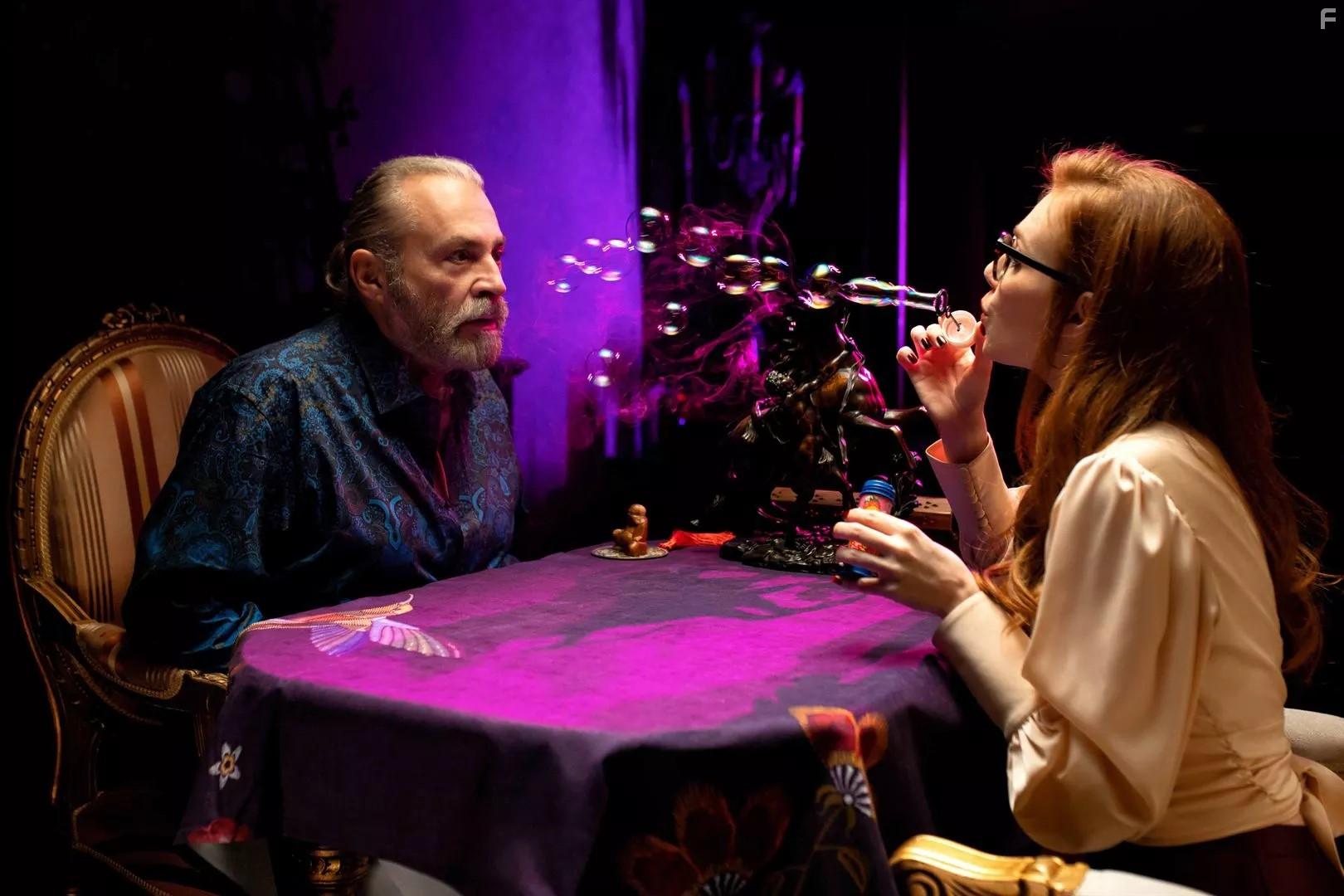 Haluk Bilginer and Elin Sangu in 9 Kere Leyla (2020)